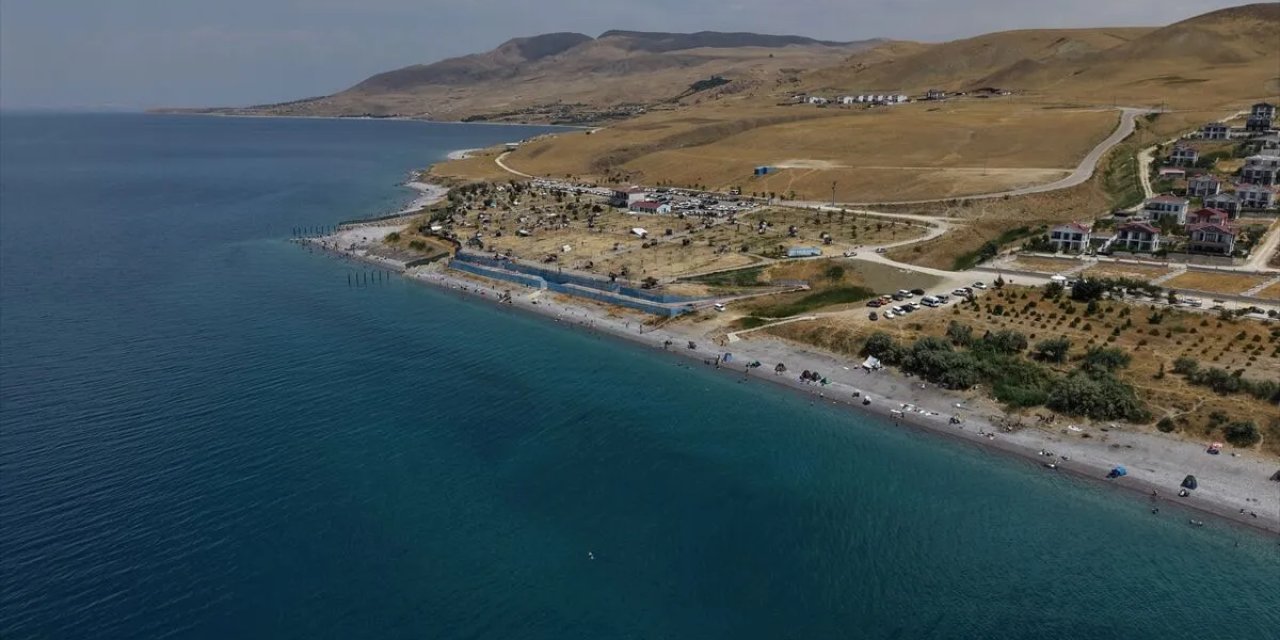 Van’da sıcaktan bunalanlar bu plaja akın ediyor