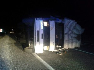 PAMUK YÜKLÜ KAMYON DEVRİLDİ: 3 YARALI