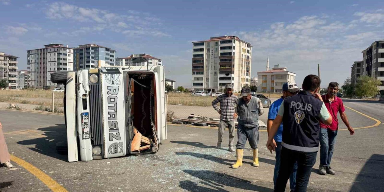 Kamyon ile minibüs çarpıştı: 2 yaralı
