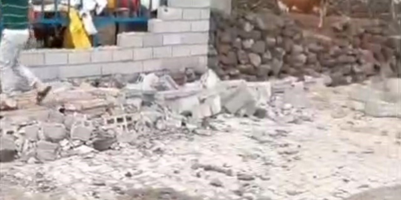 Diyarbakır'da şiddetli rüzgarda duvar yıkıldı, ahır çatısı çöktü