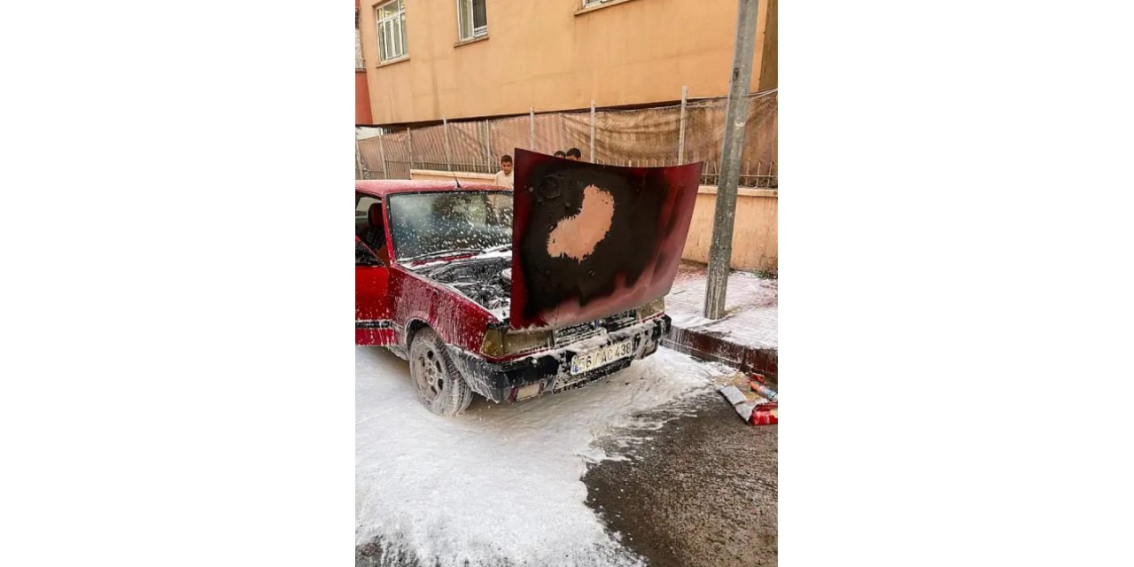 Park halindeki otomobil alevlere teslim oldu