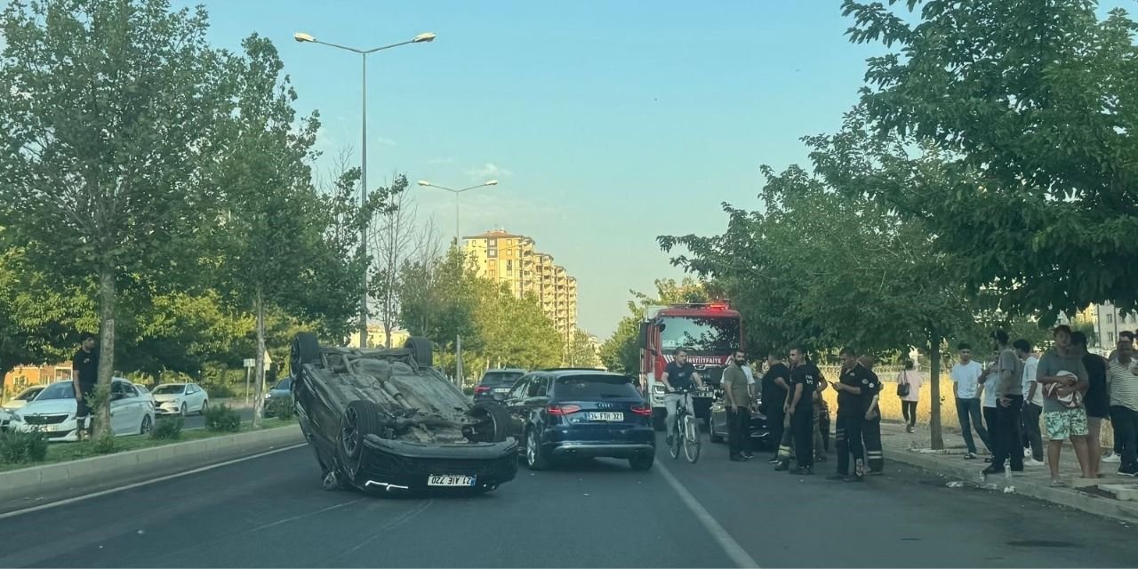 Diyarbakır’da seyir halindeki otomobil takla attı: 2 yaralı
