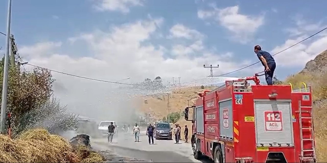 Hakkari'de çıkan yangın samanlığı küle çevirdi