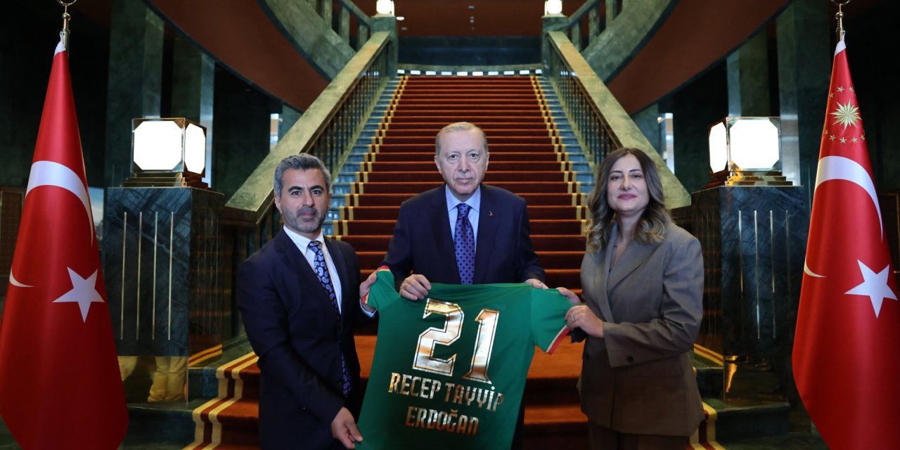 Nahit Eren, Erdoğan’a Amedspor formasını hediye etti