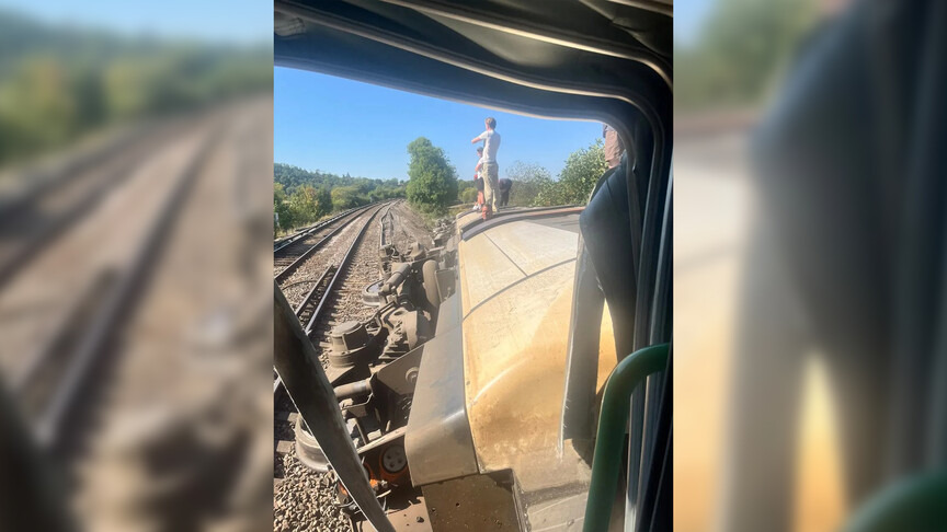 Yolcu treni raydan çıktı: 11 yaralı