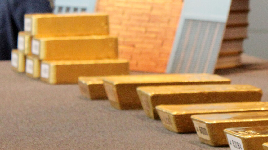 Tadilattaki binanın duvarında altın bulundu
