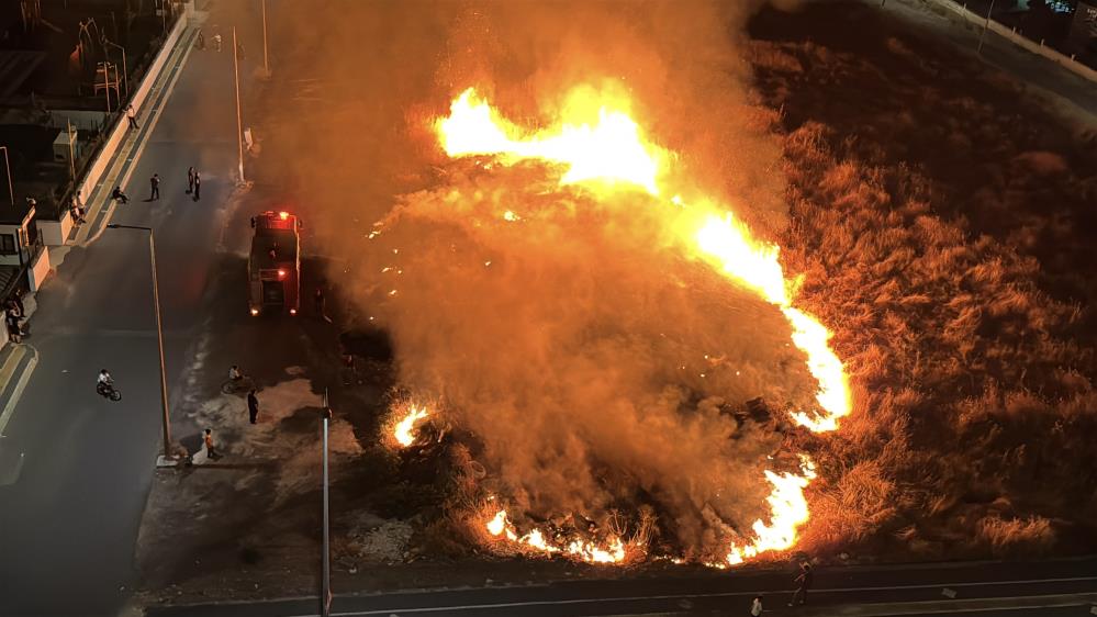 Diyarbakır’da meydan gelen anız yangını korku ve paniğe yol açtı