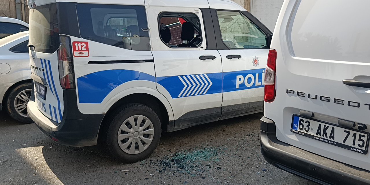 Şanlıurfa’da bıçaklı saldırgan polis aracının camını kırdı