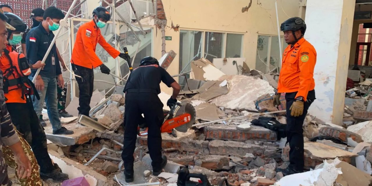 Endonezya'da 7,7 büyüklüğünde deprem