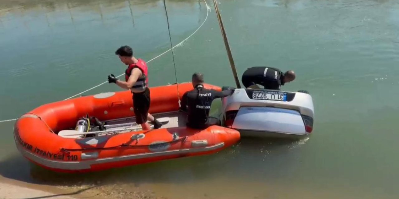 Diyarbakır'da otomobil su kanalına düştü