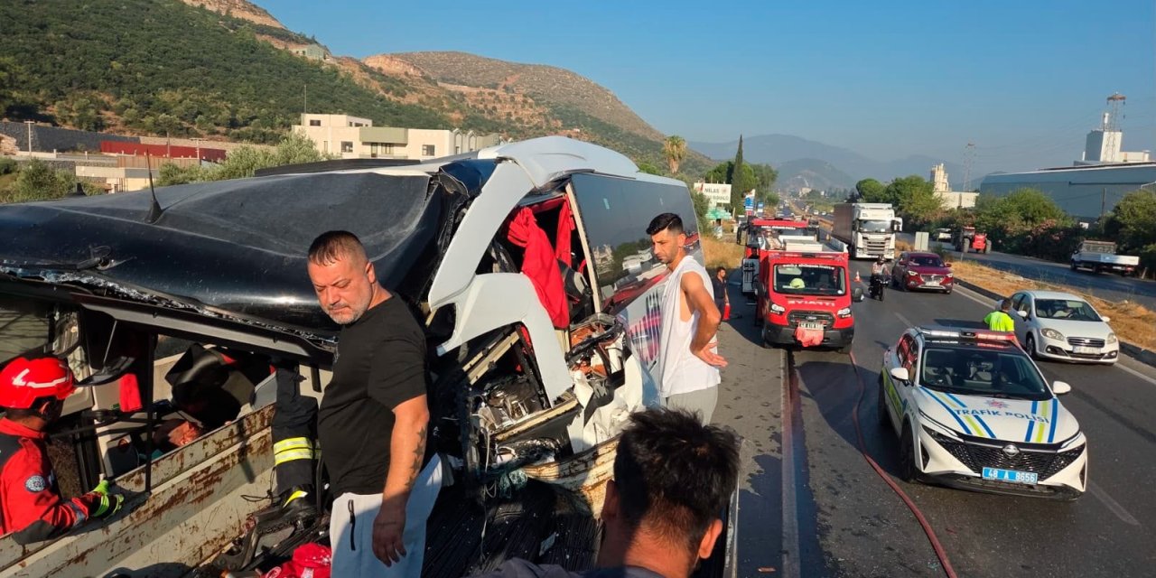 Yolcu otobüsü TIR’a çarptı: 2 ölü, 17 yaralı