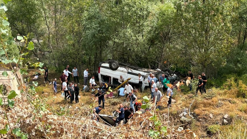 Yolcu minibüsü devrildi: 4 ölü, 10 yaralı