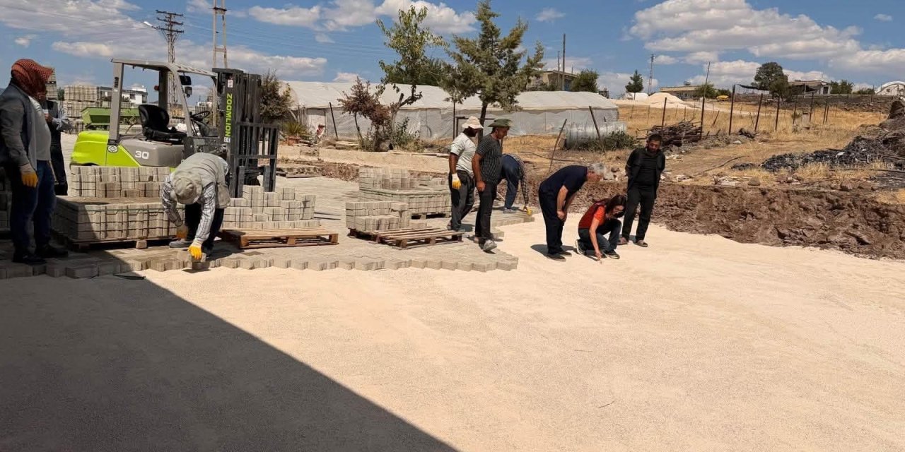 Çermik'te mahalle yolları parke taşlarıyla yenileniyor