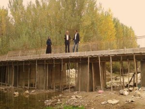 Köylüler ve belediye birlikte köprü inşa etti