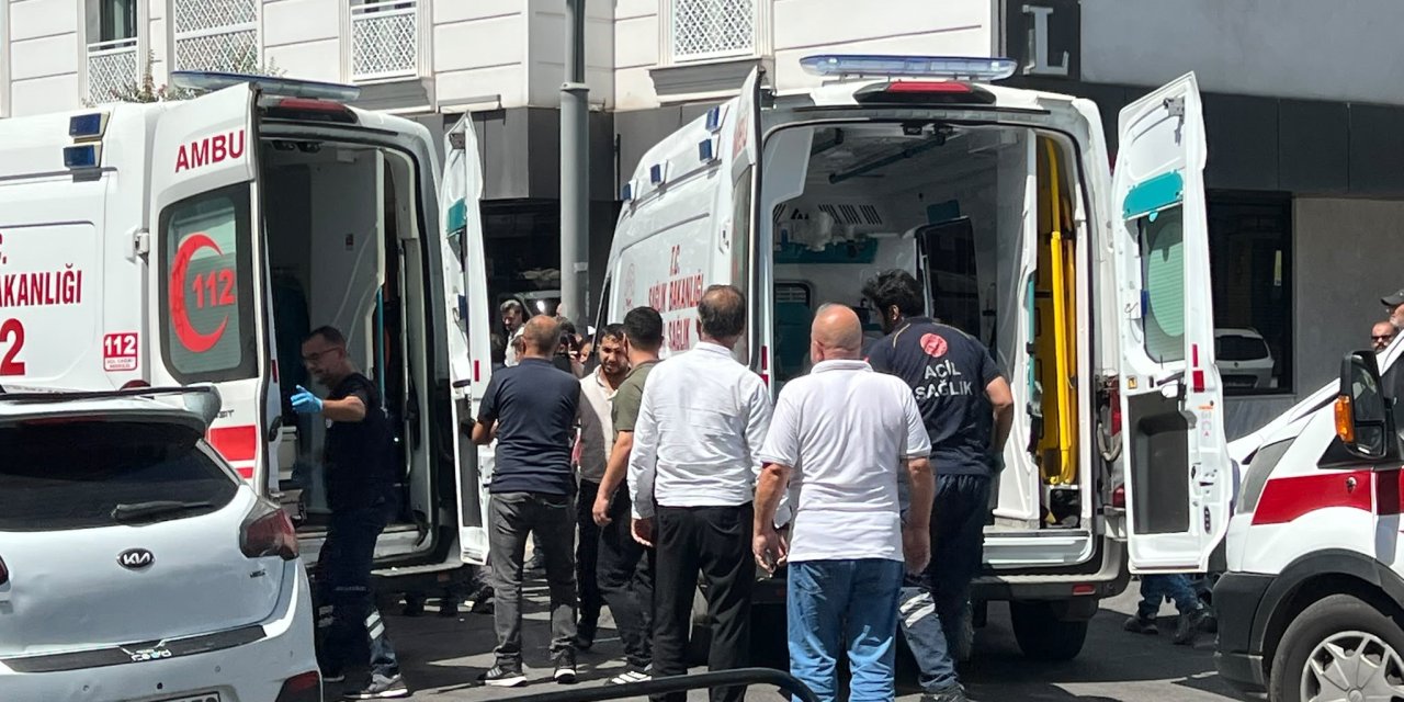 Motosiklet ile iki otomobil çarpıştı: 2 yaralı