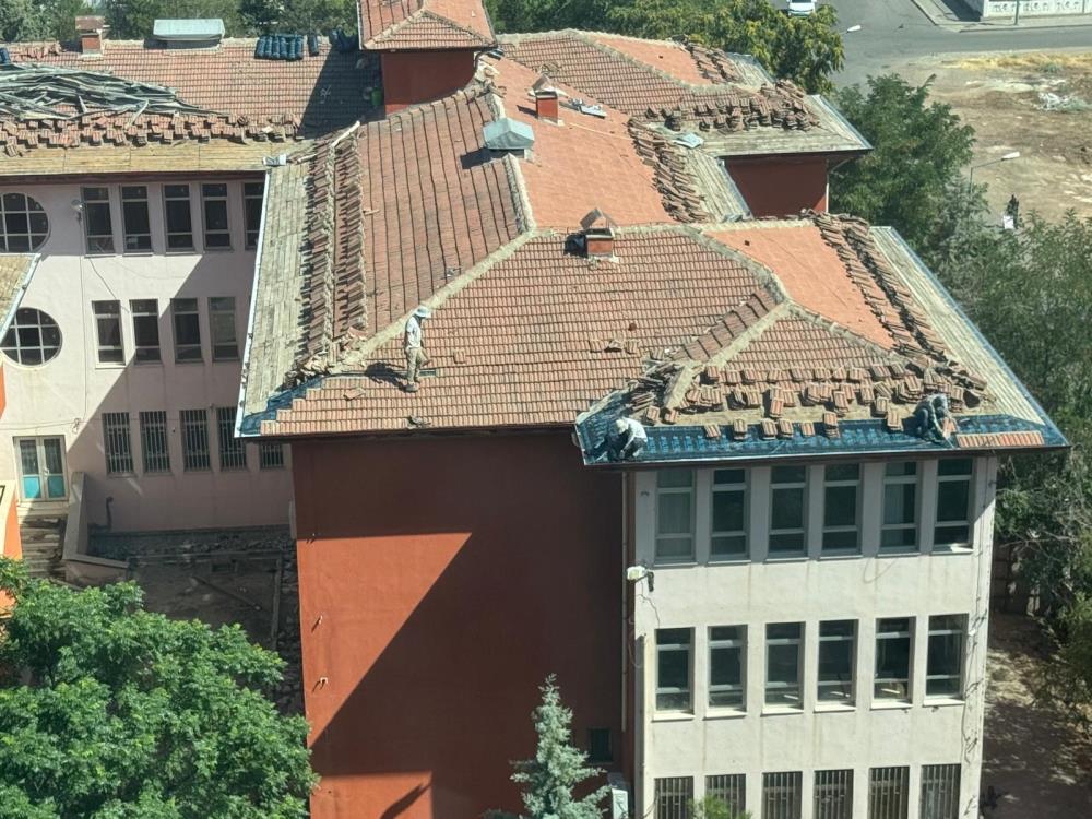 Diyarbakır’da metrelerce yüksekte güvenliksiz çatı tamiri