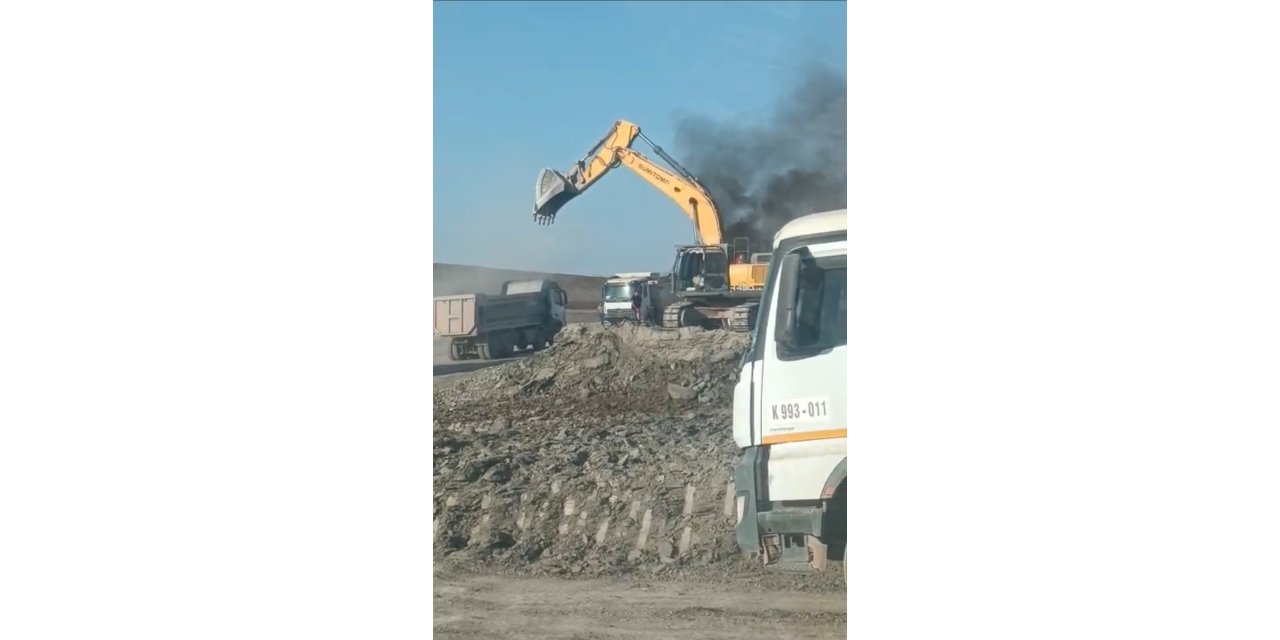Siirt’te demir yolu inşaatında iş makinesi yandı