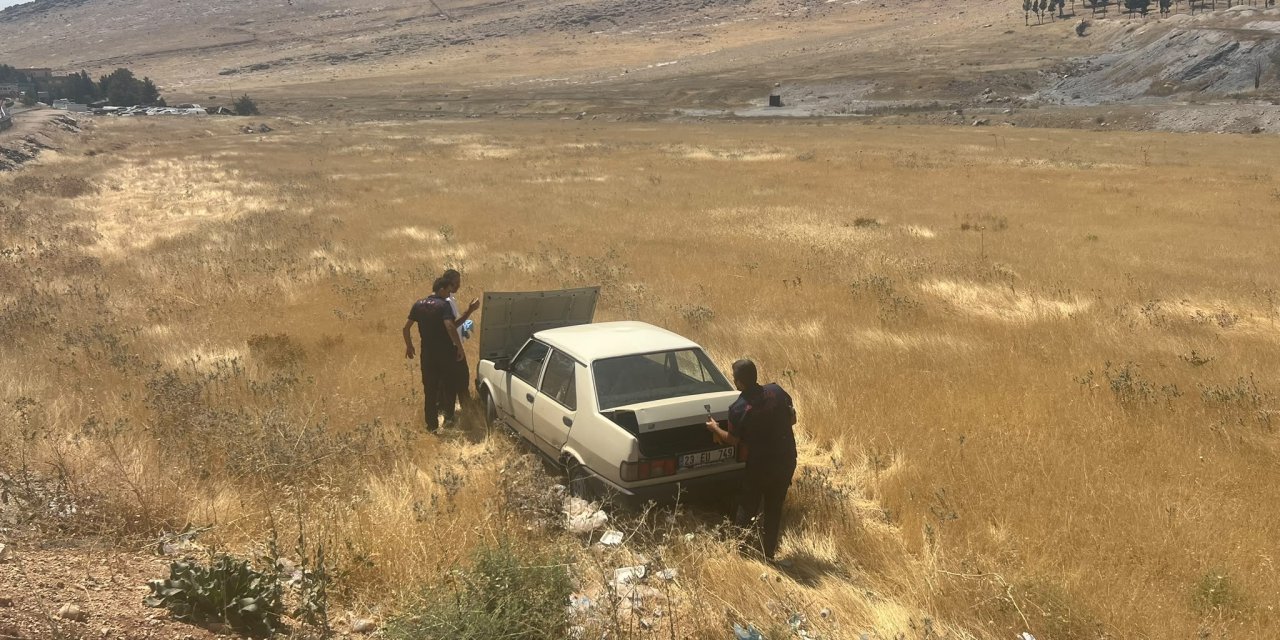 Seyir halindeki otomobil devrildi