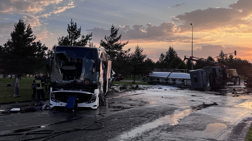 Yolcu otobüsü ile yakıt taşıyan tanker çarpıştı: 35 yaralı