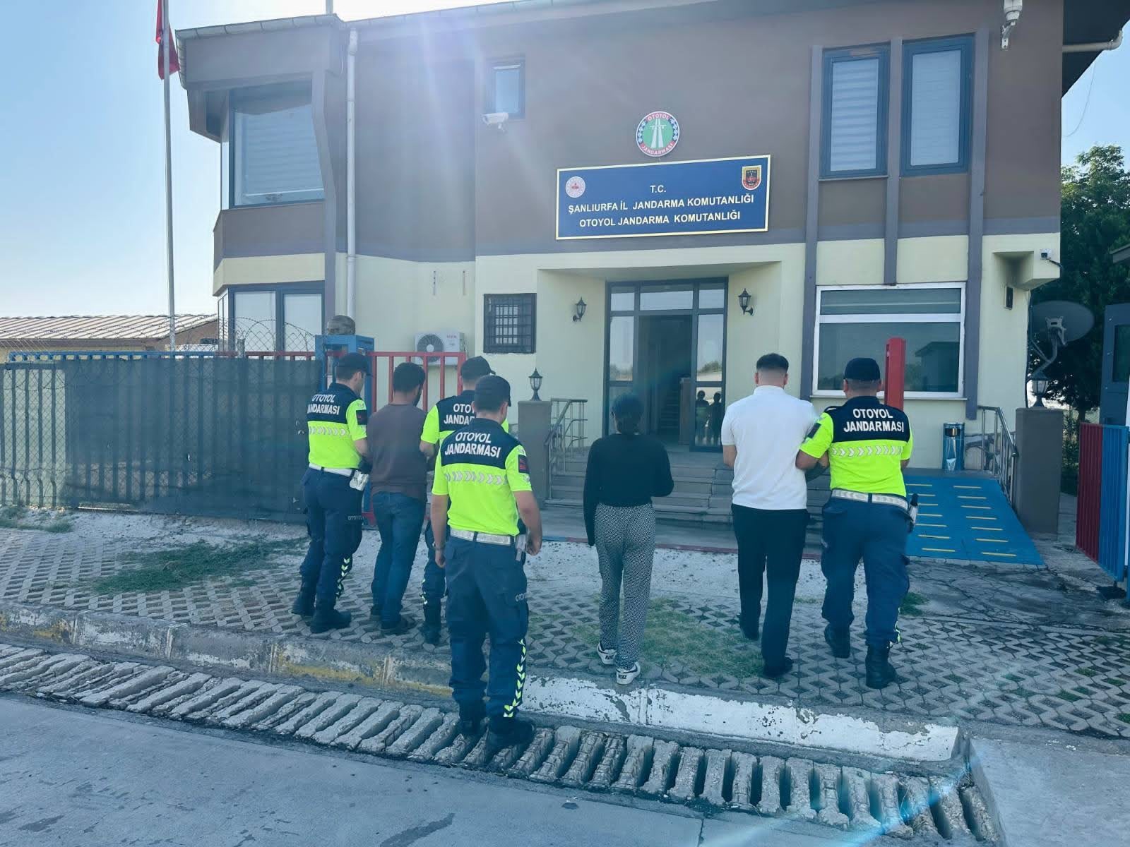 Kendilerini polis olarak tanıtan dolandırıcılar jandarmaya yakalandı