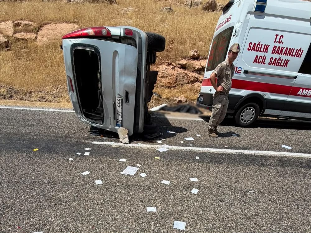 Hafif ticari araç takla attı: 1 ölü, 1 yaralı
