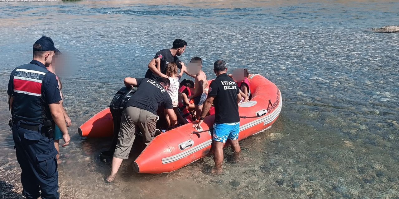 Diyarbakır’da mahsur kalan 10 kişi botla kurtarıldı