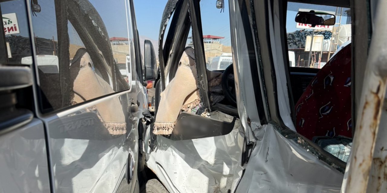Minibüs ile kamyonet çarpıştı: 10 yaralı