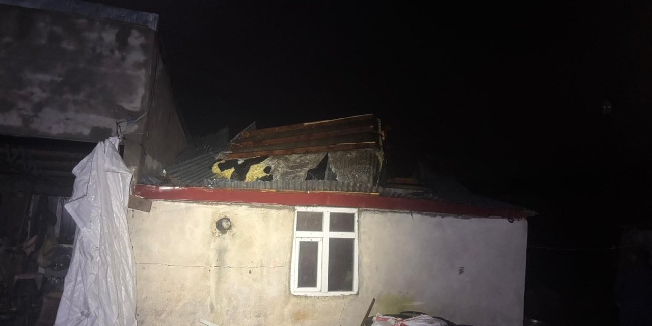 Ardahan'da fırtına dehşeti: 20'den fazla evin çatısı uçtu