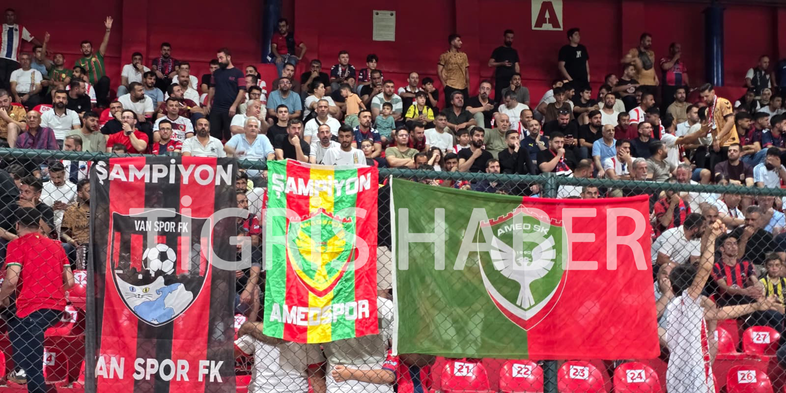 Amedspor bayrakları Mardin 1969 Spor - Vanspor maçında