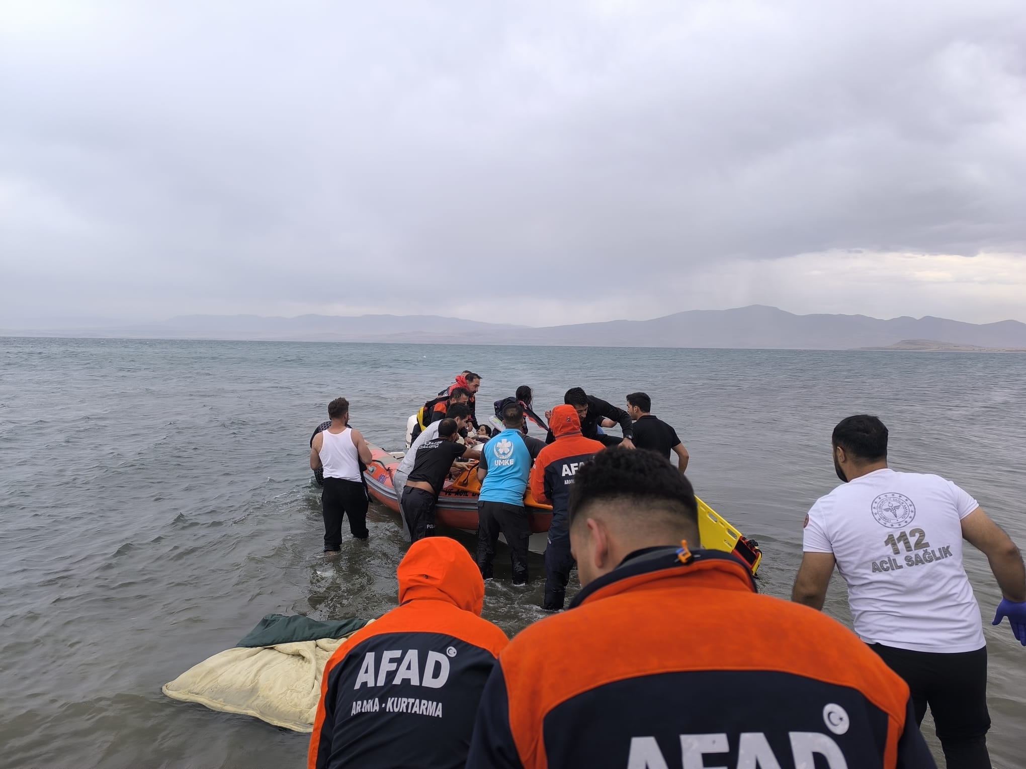 Gölde açığa sürüklenen 3 kişi kurtarıldı