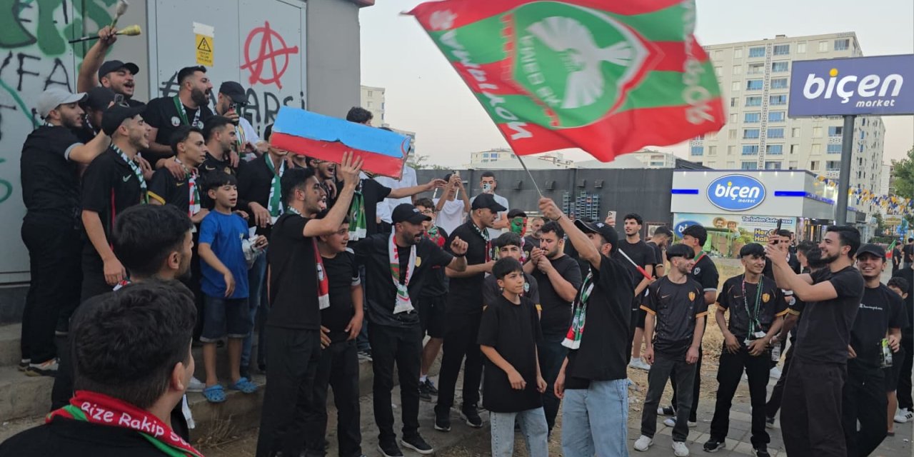Amedspor taraftarları maç öncesi siyahlara büründü