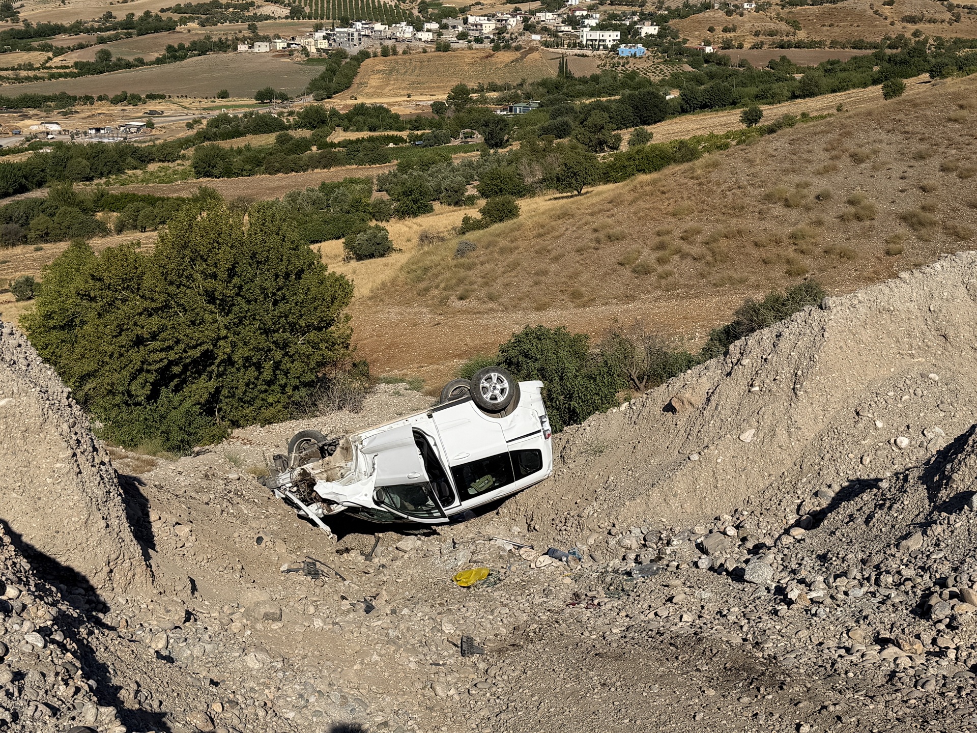 Şarampole devrilen araçtaki 4 kişi yaralandı