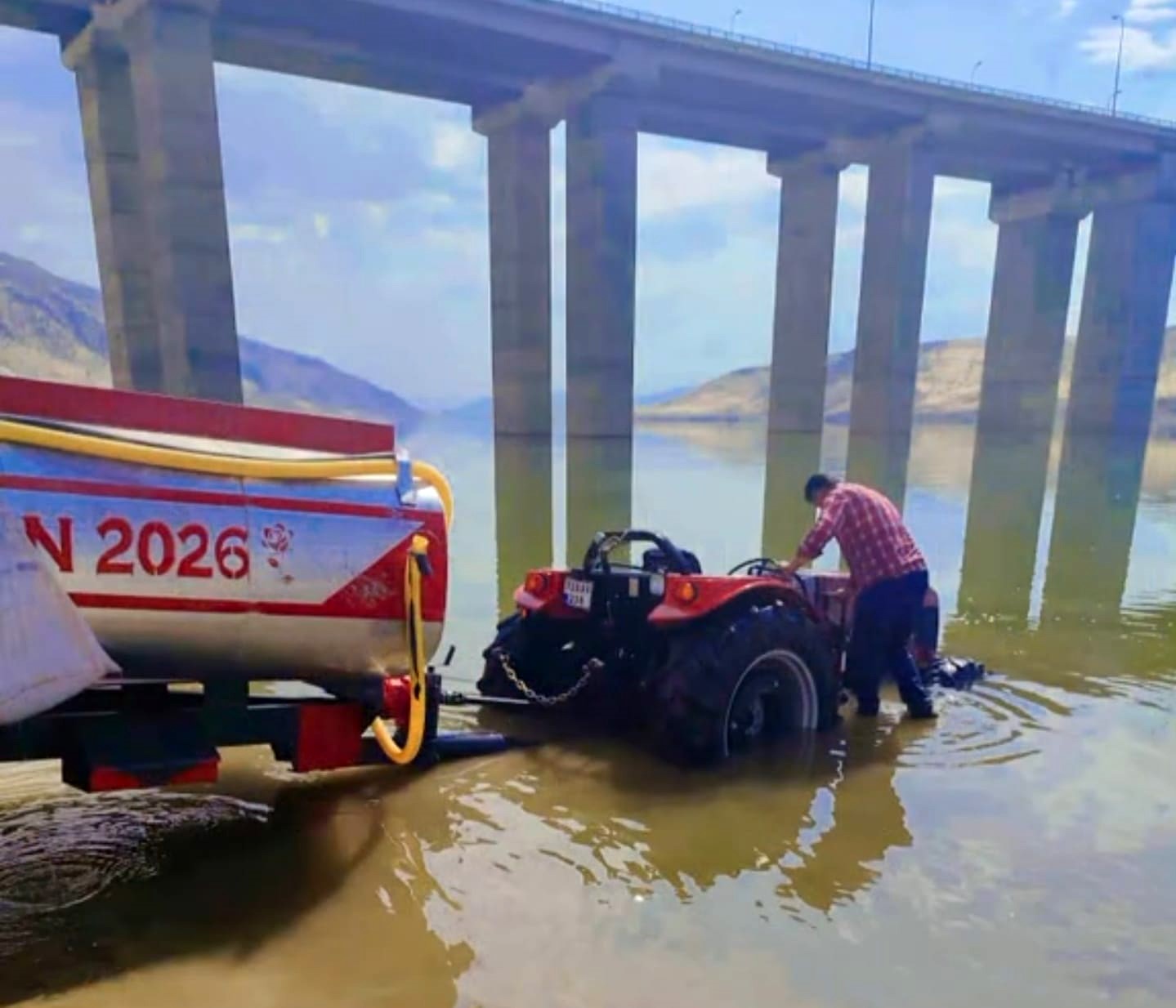 Hasankeyf’te suya gömülen traktörü vatandaşlar çıkardı