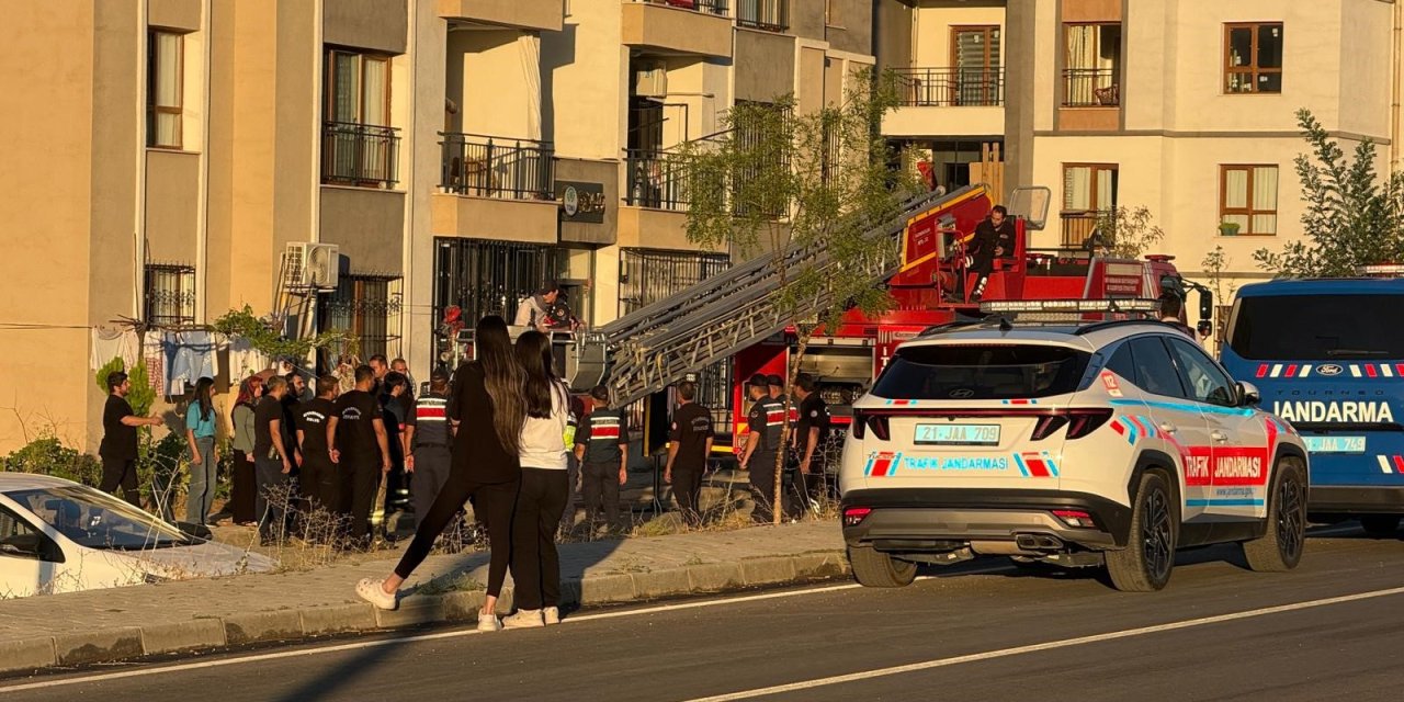 Diyarbakır’da bir kişi balkon demirlere asılı kaldı