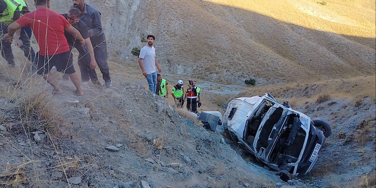 Elazığ’da minibüs uçuruma yuvarlandı: Yaralılar var
