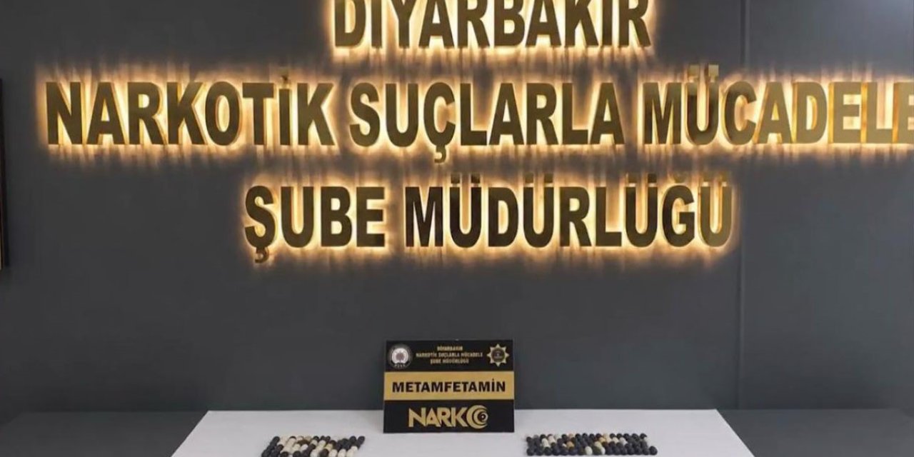 Diyarbakır’da midelerinde uyuşturucu taşıyan 2 kişi tutuklandı