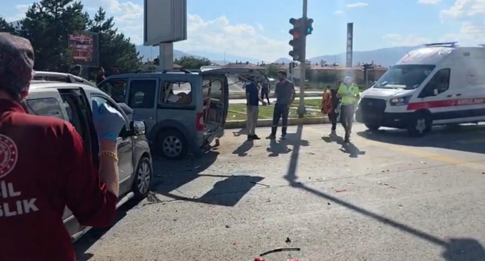 İki otomobilin çarpıştığı kazada 4 kişi yaralandı