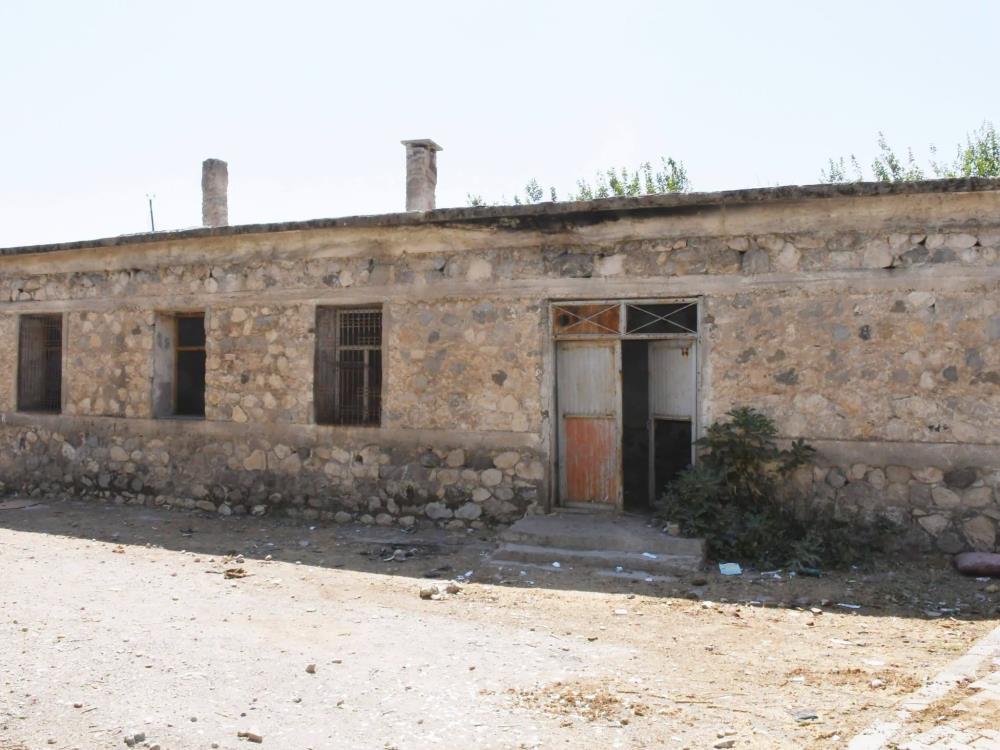 Tehlike saçan metruk yapı yıkılıyor