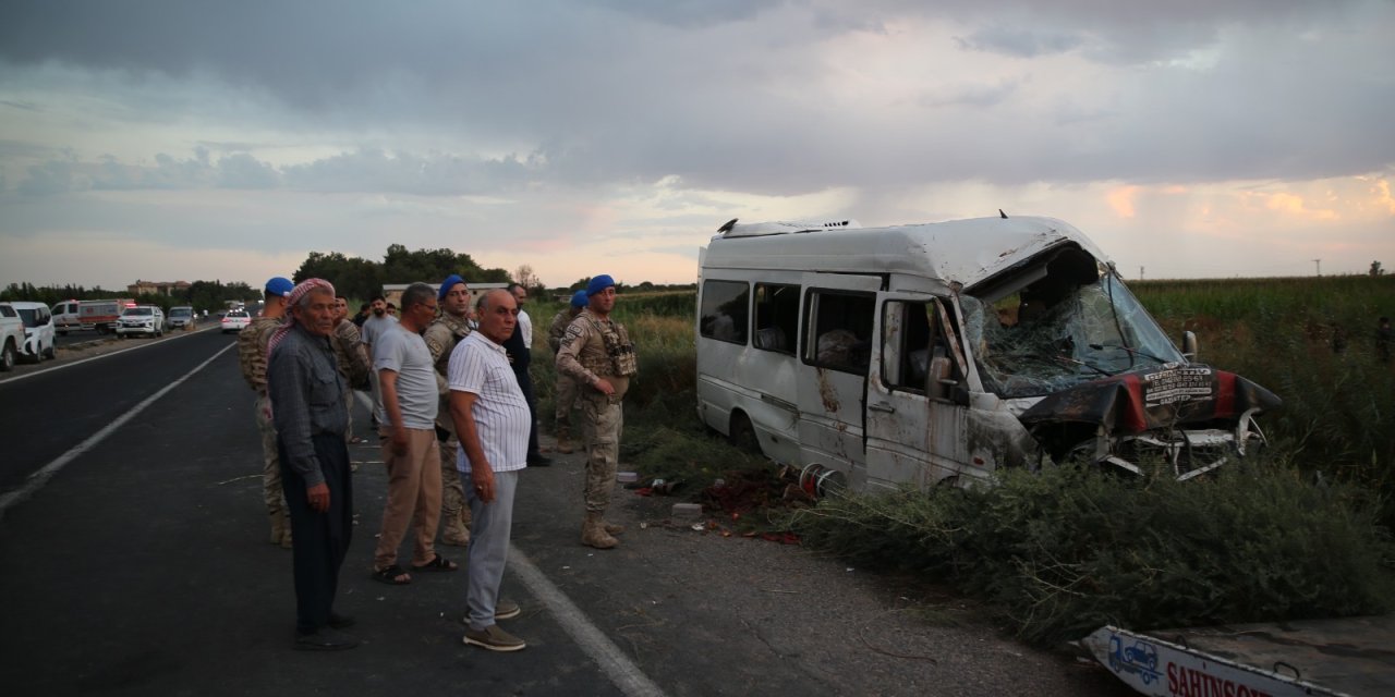 Tarım işçilerini taşıyan minibüs kanala devrildi: 15 yaralı