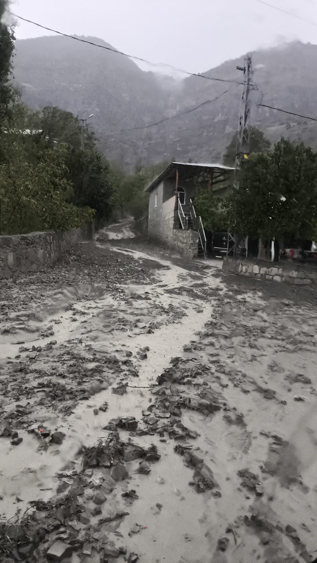 Aşırı yağış sel getirdi