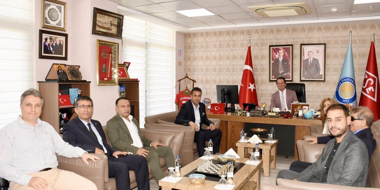 Diyarbakır’da AK Parti’den DÜ Rektörüne ziyaret