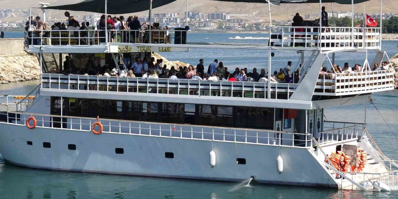 Savaşa rağmen İranlı turistler Van’a akın ediyor