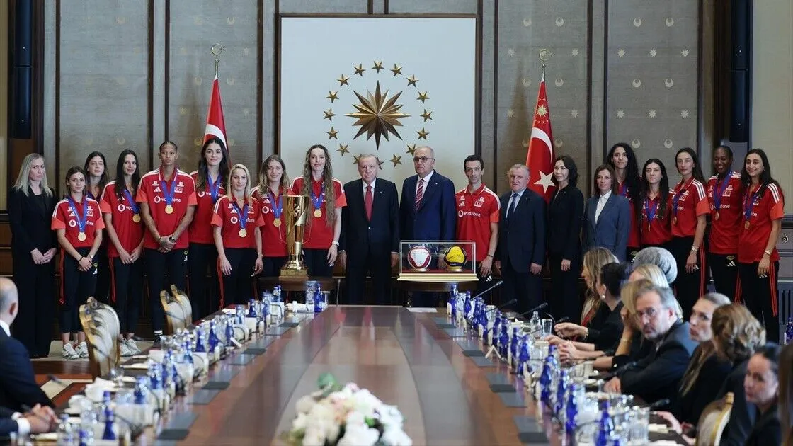 Erdoğan, şampiyon milli voleybolcuları kabul etti
