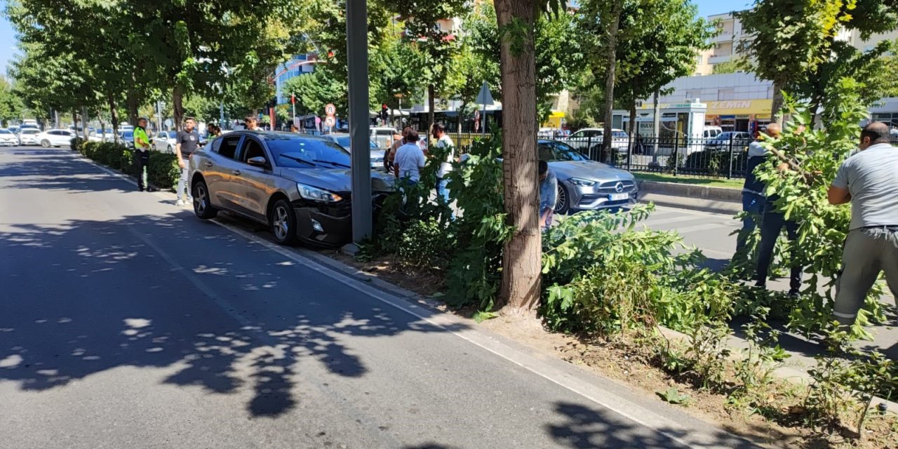 Batman’da otomobil ağaca çarptı: 1 yaralı