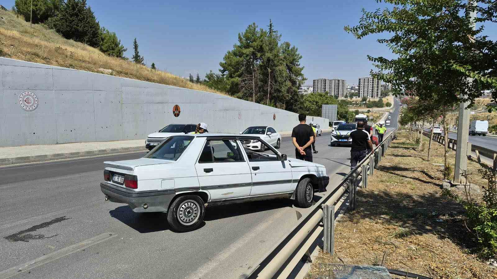 Otomobil bariyerlere çarptı: 2 yaralı