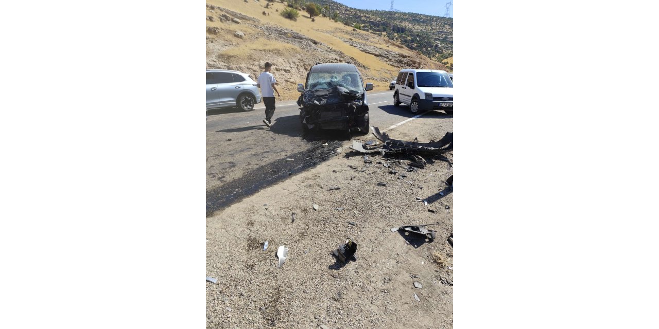 Siirt'te iki otomobil çarpıştı: 4 yaralı
