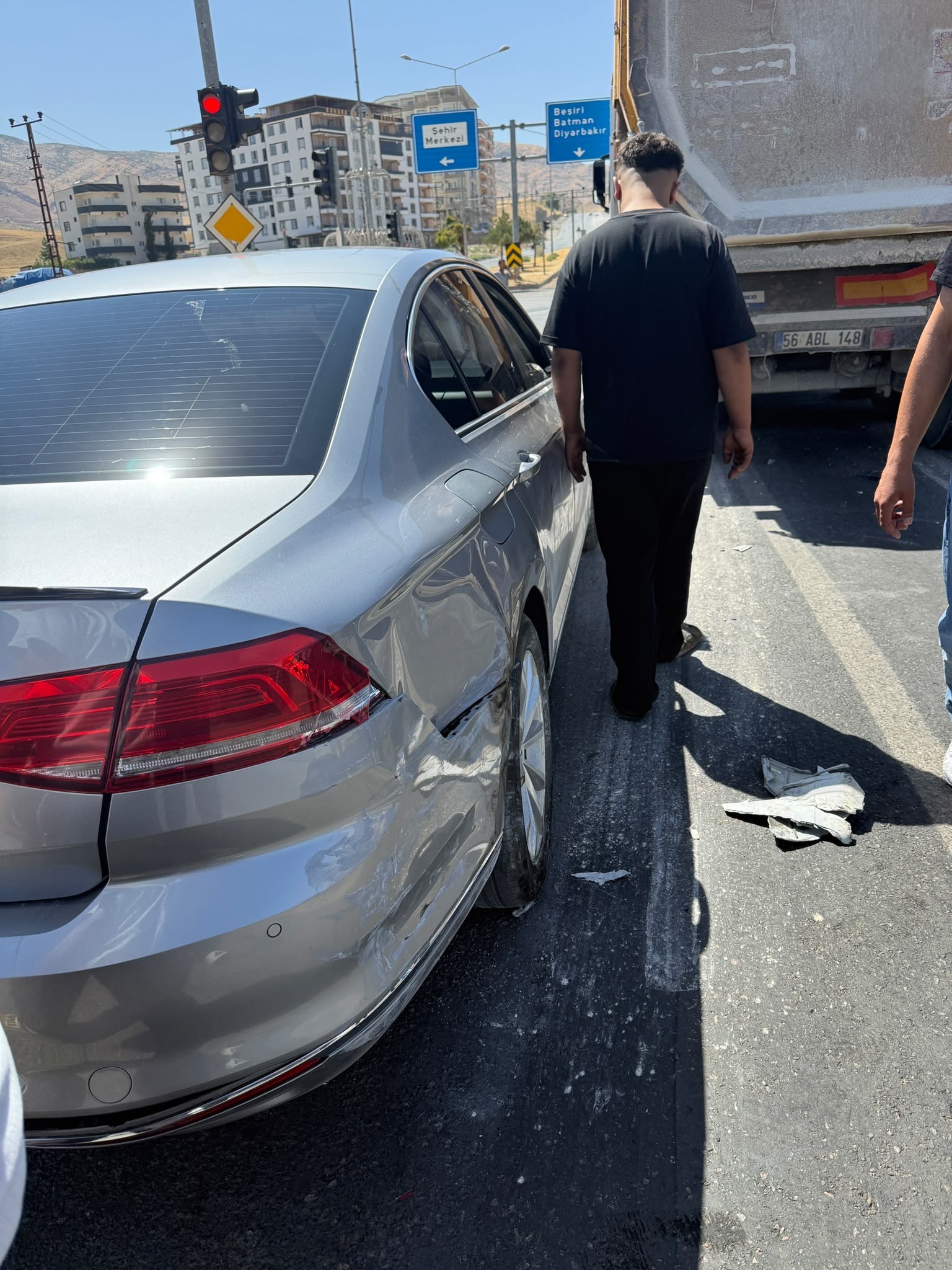 Kamyon, kırmızı ışıkta bekleyen araçlara çarptı
