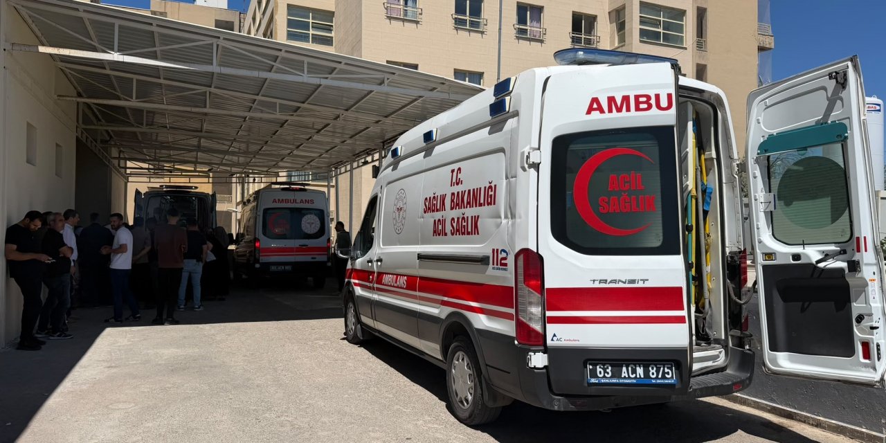 Traktör bir anda hareket etti! 2 yaşındaki çocuk ve amcası altında kaldı