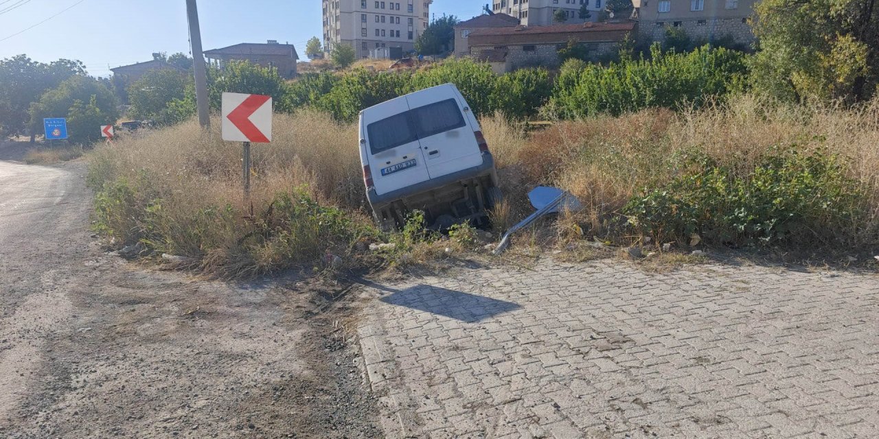 Kontrolden çıkan minibüs şarampole devrildi: 2 yaralı