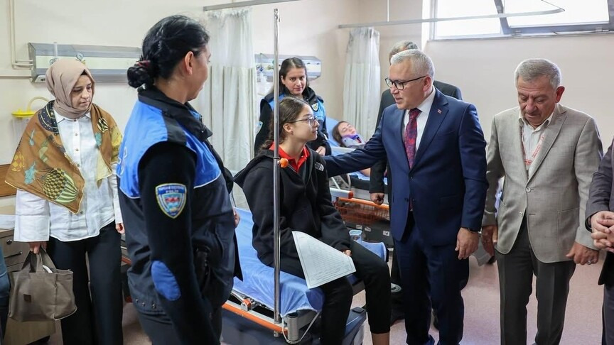 Öğrenci servisi ile polis aracı çarpıştı: 16 yaralı
